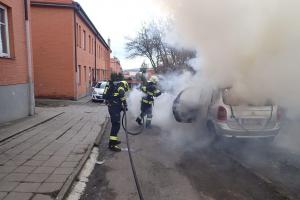 Žhář nebo smůla? Požár osobního automobilu ve Zlíně. Příčina se zjišťuje