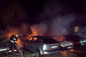 V Aši hořela zaparkovaná auta u autoservisu. Oheň poškodil osm vozidel