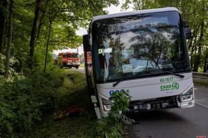V Pazderně sjel autobus mimo komunikaci