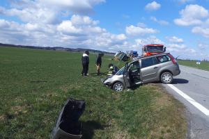 Hasiči zasahovali u střetu nákladního a osobního vozu na silnici v Krouně