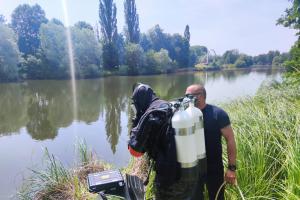 Hasiči vytahovali z Labe sud naplněný neznámou látkou