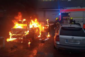 Osobní auto začalo hořet před jedním z obchodních domů v Sokolově