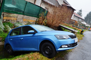 Řidič špatně zaparkoval a to se mu vymstilo. Našel auto v potoce