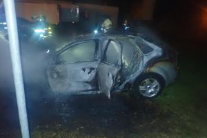Noční požár osobáku ve Frýdku-Místku. Hořel v areálu nemocnice