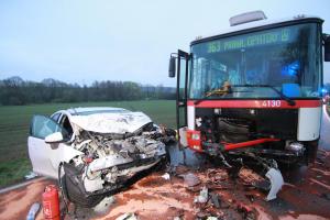 Šest zraněných po čelním střetu autobusu a osobního vozu u Modletic