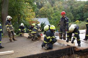 Hasiči v Krnsku vyprošťovali zavaleného dělníka. Muž zával nepřežil