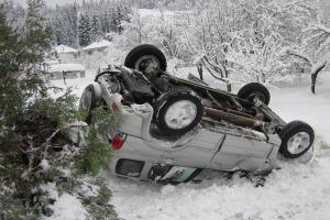 Vozidlo skončilo převrácené na zahradě rodinného domu, řidič nezraněn