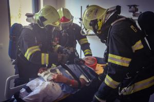Tolik hasičů ve špitálu ještě neskončilo. Cvičili ve Fakultní nemocnici v Olomouci Tolik hasičů ve špitálu ještě neskončilo. Cvičili ve Fakultní nemocnici v Olomouci