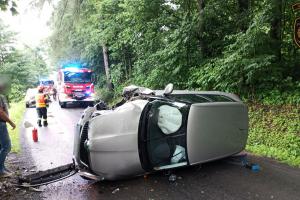 Po dopravní nehodě u Valašského Meziříčí skončilo osobní auto na boku