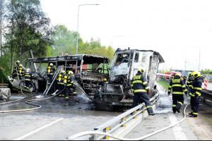 Nehoda autobusu s vězni a tahače si vyžádala jeden lidský život (VIDEO)