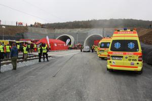 Vlakové neštěstí v tunelu Ejpovice. Desítky zraněných, byly i oběti na životech Vlakové neštěstí v tunelu Ejpovice. Desítky zraněných, byly i oběti na životech