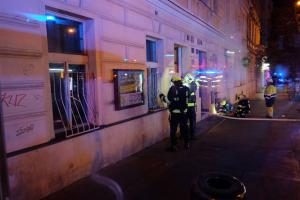 Požár v Praze poškodil plynové potrubí, masivní únik plynu i osob