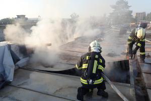 Požár střechy skladu v průmyslovém areálu v Otrokovicích