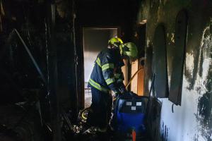 Hasiči zachránili z hořícího bytu vážně zraněného muže. Letěl pro něj vrtulník