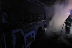 U požáru zaparkovaného autobusu na Vsetínsku zasahovaly tři jednotky hasičů