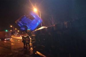 V centru Českých Budějovic havaroval kamión. Řidič potřeboval žebřík