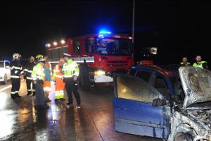 Požár auta na Pražském okruhu zastavil dopravu, na vině byla technická závada