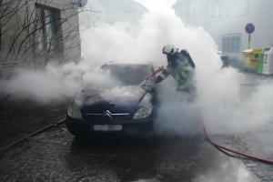 Řidičce zbyly jen oči pro pláč. Její auto kompletně shořelo
