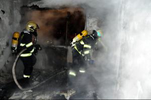 V Teplicích hořel byt, při požáru se propadl strop. Dva nájemníci v nemocnici