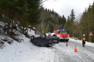 Sněhová nadílka neudělala radost řidiči škodovky. Převrátil ji na střechu