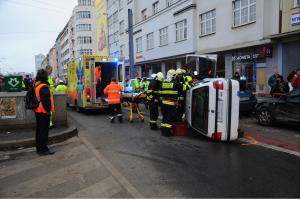 Řidiče pražští hasiči vyprošťovali hasiči přes přední sklo jeho osobního vozu