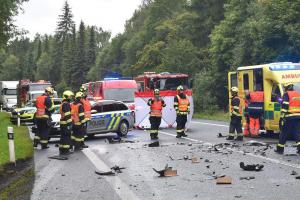 U Olšových Vrat se srazil osobák s náklaďákem, jedna osoba zemřela