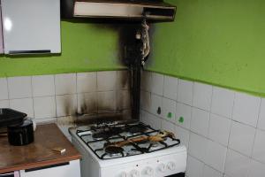 Z kuchyňského sporáku unikal plyn, exploze zranila jednu osobu