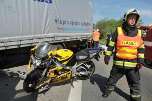 Hasiči vyprostili motorkářku, po nehodě se zaklínila pod podvozek náklaďáku