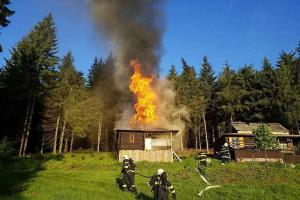 Pardubicko: Nedělní ranní požáry řádily v bytě, neušetřily ani chatu