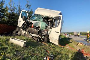 Na dálnici D1 se srazily dva náklaďáky, v jednom zůstal zaklíněný řidič