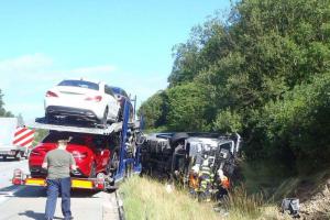 Nehoda kamionu a osobního auta na dálnici D5, řidič se zranil
