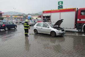 Překvapení pro řidičku. Mladé mamince se začalo v kabině vozu dýmit