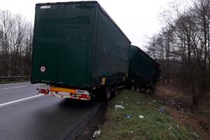 Pauzu na odpočinek řidič proměnil v pořádnou šichtu. Ujel mu náklaďák