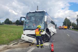 Hasiči zasahovali u nehody 2 vozidel a autobusu s dětmi