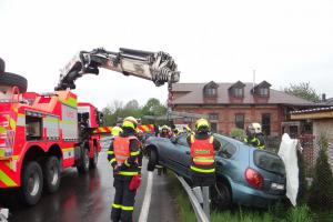Silnice mu byla asi málo? Nissan skončil na svodidlech v Šenově