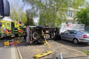 Hasiči vyprostili osobu po nehodě dvou vozidel v pražských Satalicích (VIDEO)