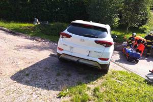 V Dlouhoňovicích řidičku uvěznilo její auto, přimáčklo ji k zídce