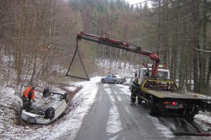 Zřejmě smyk? Vozidlo s ženou a dítětem skončilo po havárii na střeše