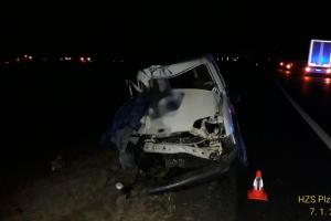 Kolize osobáku s náklaďákem. V osobáku dva lidé, jeden člověk zemřel