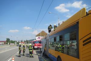 Cestující v šoku. Nejdříve exploze a pak se ze střechy trolejbusu vyvalil dým