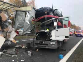 Kolize dvou zahraničních kamionů u Návsí. Zemřel polský řidič