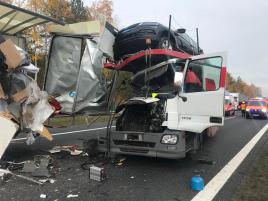 Kolize dvou zahraničních kamionů u Návsí. Zemřel polský řidič