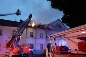 Rekonstruovali dům a mohou začít znovu. Shořela střecha objektu