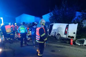Čelní srážku dvou vozidel v Hořovicích nepřežila jedna osoba