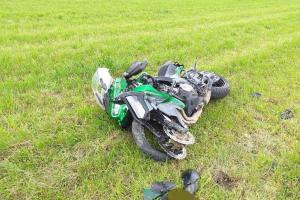 Motorkář nedojel, zranil sebe i spolujezdkyni. Stalo se v Javorníku