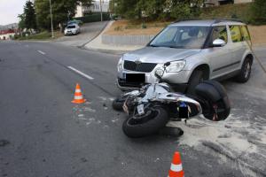Byli čtyři, jeden zemřel. Nehoda motorkářů s dodávkou, řídil ji mladík