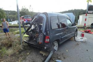 V Červeném Kostelci se střetl vlak s osobním vozem, dvě zraněné osoby V Červeném Kostelci se střetl vlak s osobním vozem, dvě zraněné osoby