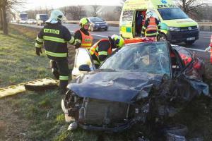 Cíl cesty příkop, auto jako dočasné vězení a pak vzdušnou cestou do špitálu