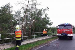 Neděle na Olomoucku: Silné bouřky na jihu, desítky výjezdů hasičů