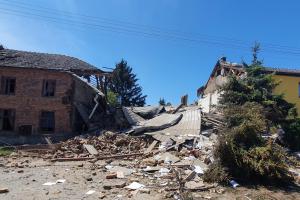 Náročné osmihodinové vyhledávání po výbuchu rodinného domu skončilo tragicky